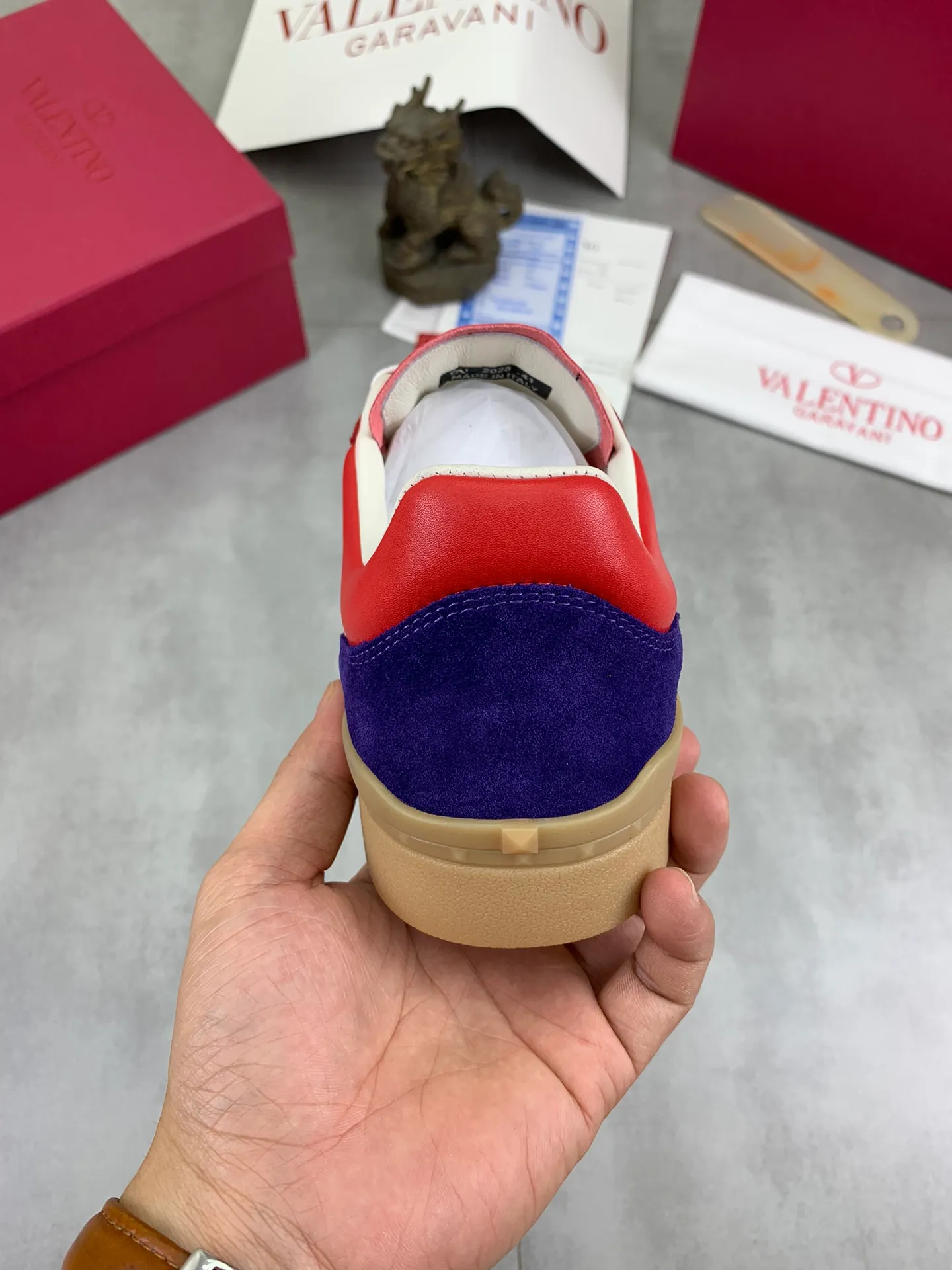 Men's Men's Shoes P520 New Couple Style Valentino Valentino 2025/UPVILLAGE Couple Casual Sports Shoes Moral Training Shoes 🆚Professional high-end, perfect replica, first-class quality, all made of original 1:1 materials, exclusive mold opening! 🎁Full set of high-end packaging at the counter ✔️Fabric: high mercerized cowhide ✔️Outsole: TPU material outsole ✔️Size: female 35-40 male 39-45 (female 41 male 38.46) 🆚All details are customized at 1:1 mold, striving for perfection!